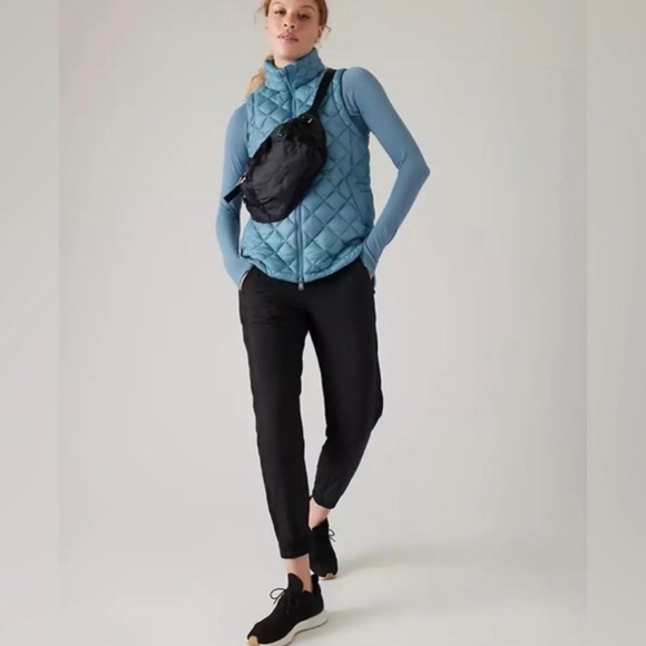 Athleta Handbags - Athleta NWT Excursion Waistbag Everywhere Stowaway Fanny Pack Bag Black